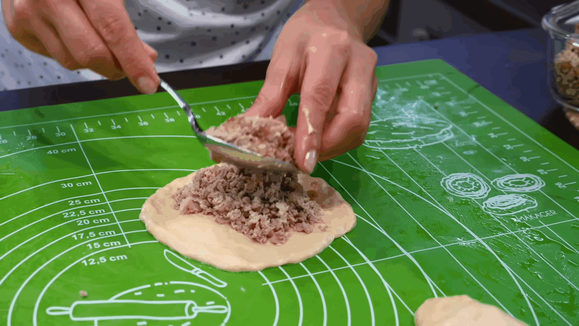 Експерти розповіли, як приготувати пухкі пиріжки з м'ясом