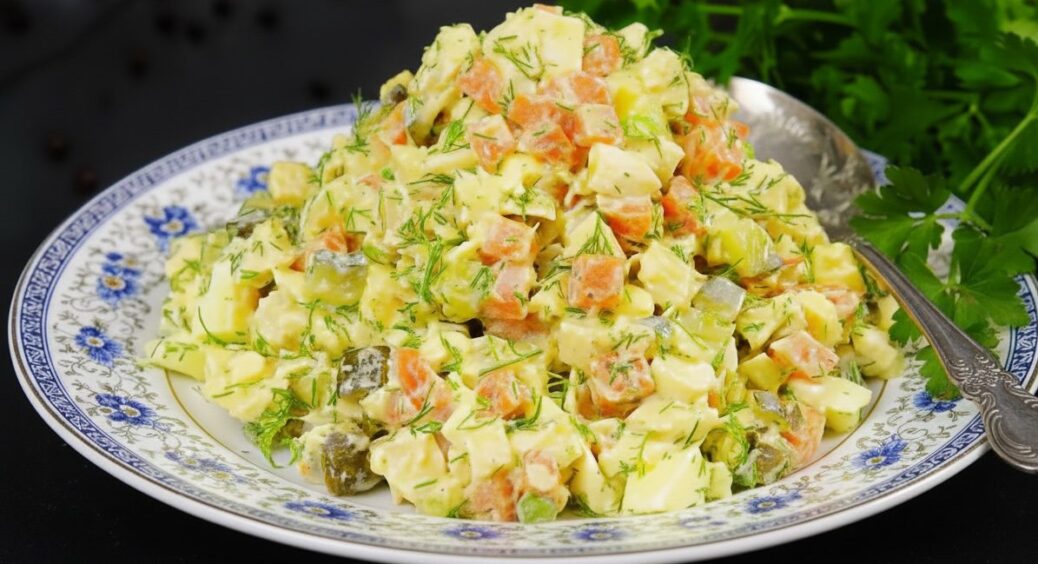 Бомбічний смак, що затьмарив “Олівʼє” та “Шубу”: салат “Осінь” – сусіди просили покласти з собою в судочок 