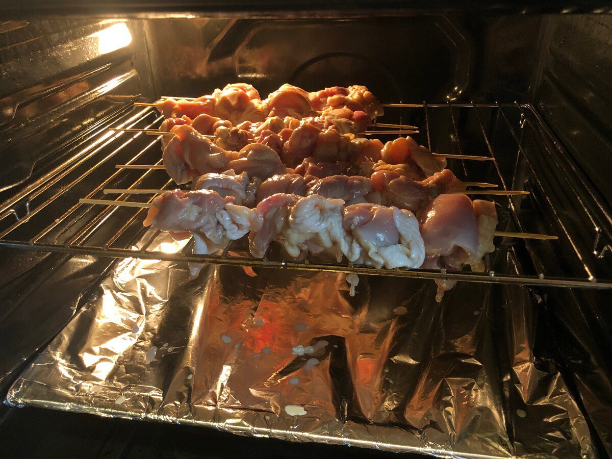 Кулінари розповіли, як приготувати смачний курячий шашлик у духовці без мангала й клопоту