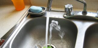 Як очистити раковину від неприємного аромату