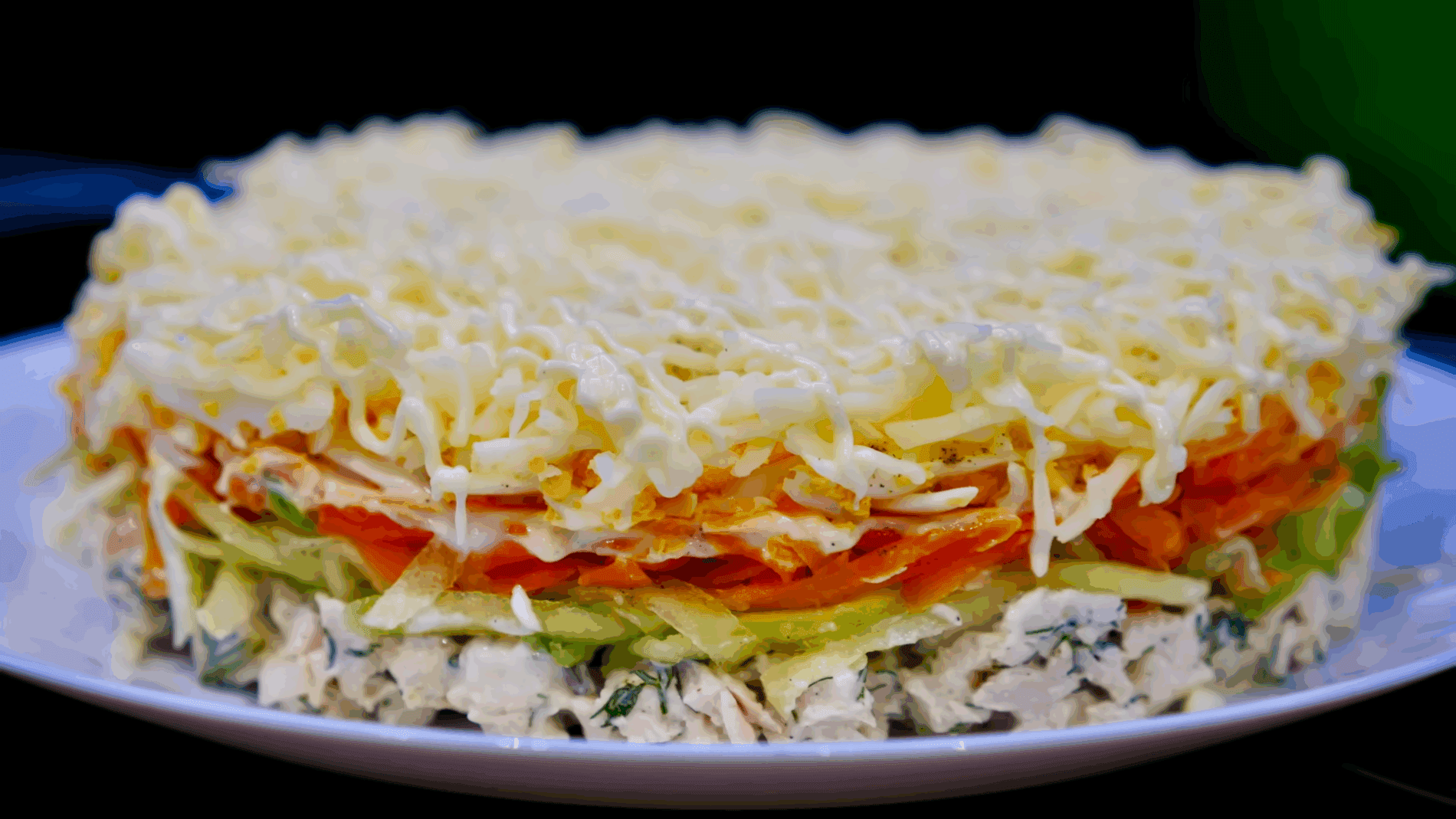 Експерти розповіли, як приготувати смачний салат з курки та огірків