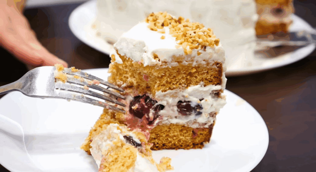 Спекла медовик по-новому – чоловік з’їв пів торта за вечір: банан + вишня + мед = “хмара” на тарілці 