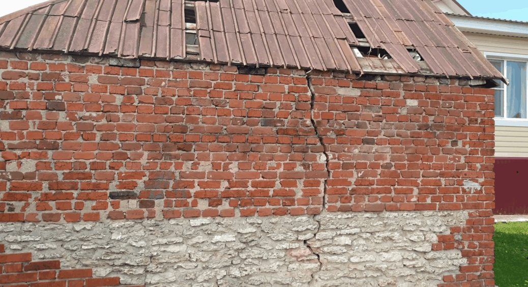 Стіна будинку тріснула через 60 років – відремонтувала сама за копійки: без майстрів та зайвих заморочок 