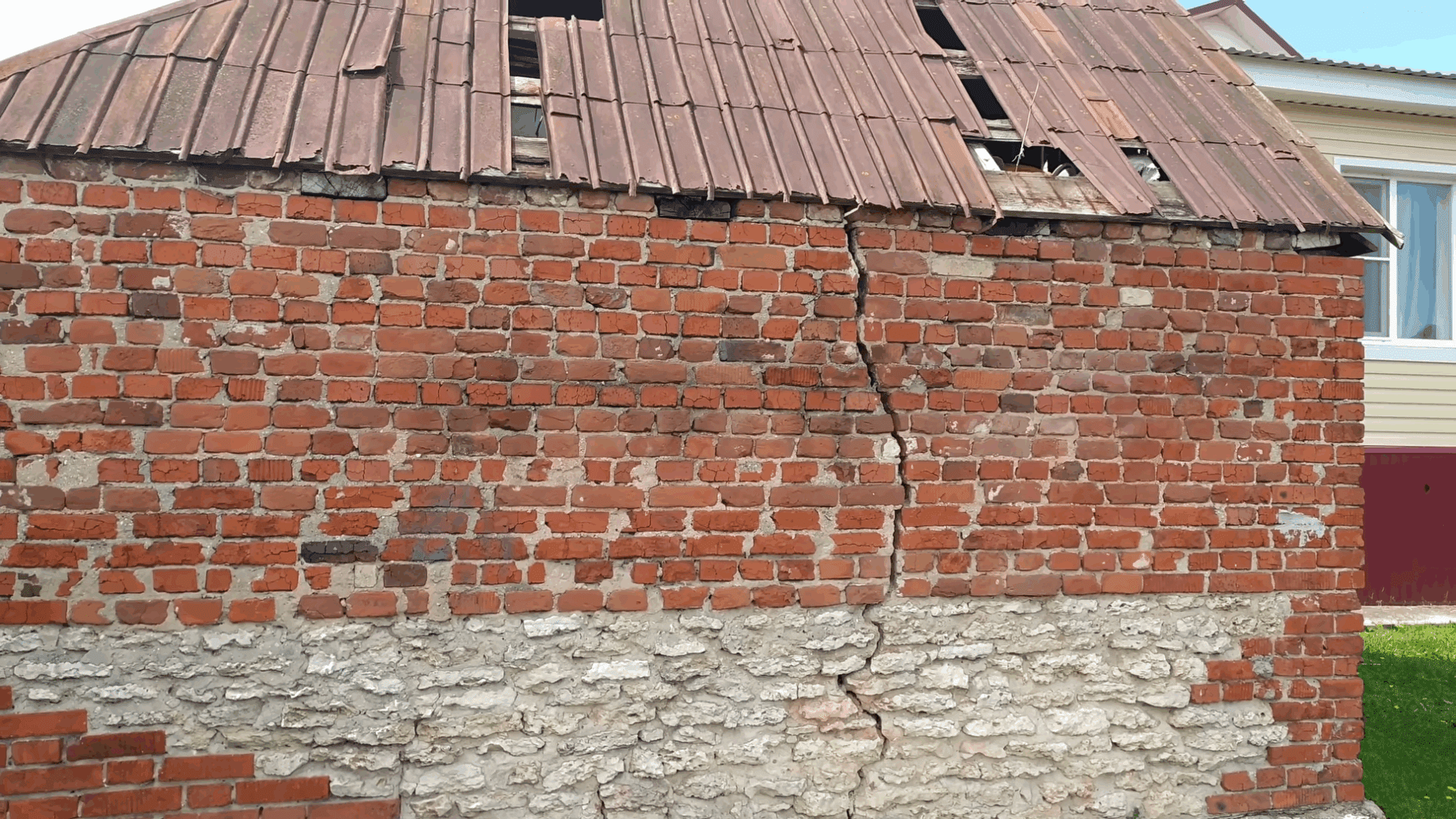 Експерти розповіли, як ефективно та бюджетно відремонтувати тріснуту стіну