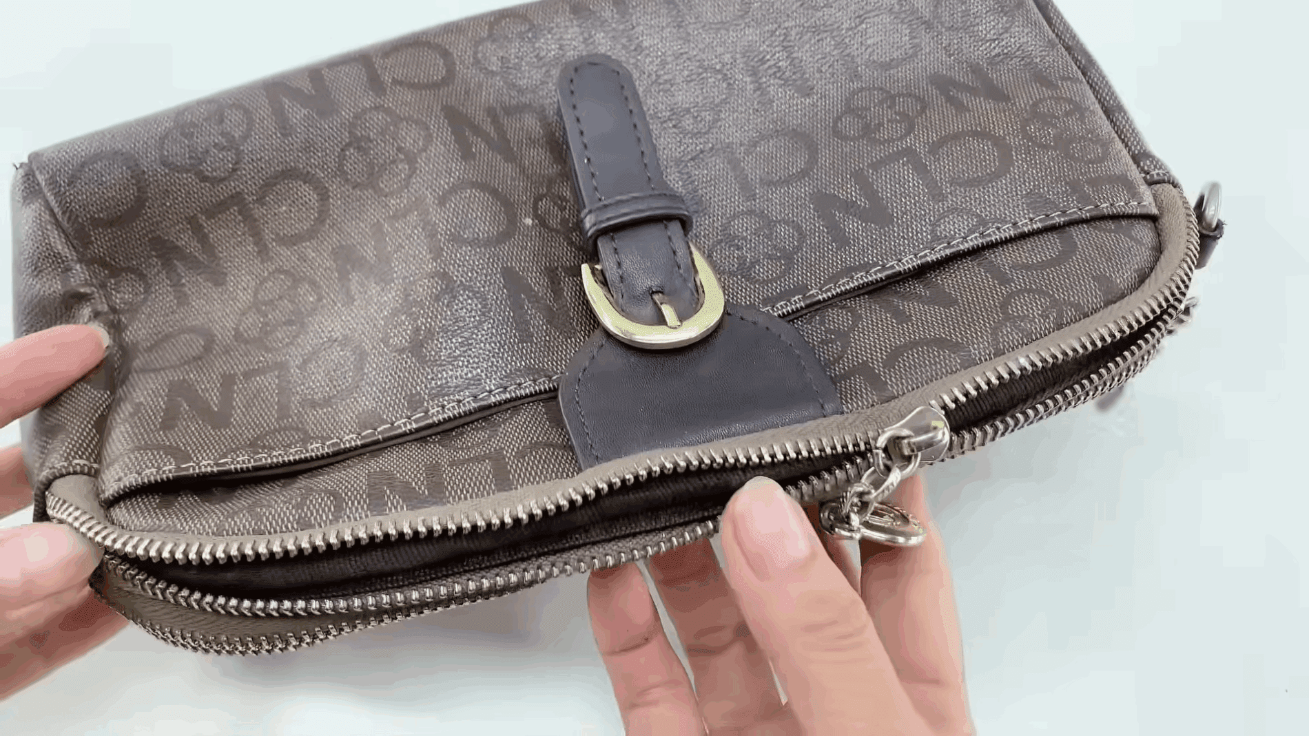 Експерти розповіли, як просто полагодити застряглу блискавку на сумці