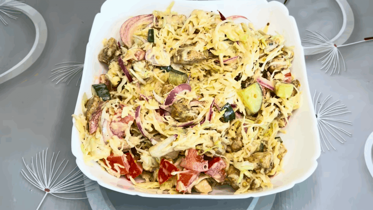 Експерти розповіли, як приготувати легкий салат з курятиною