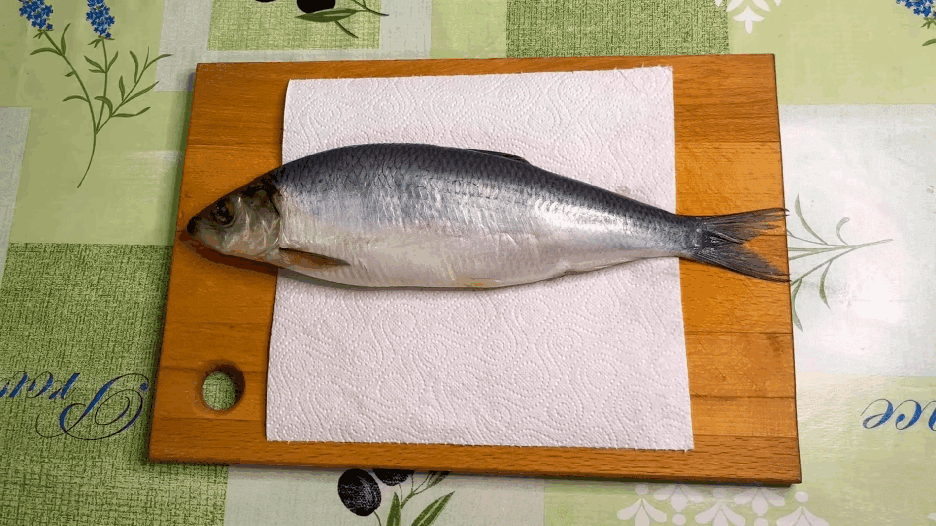 Експерти розповіли, як швидко розібрати оселедця на філе