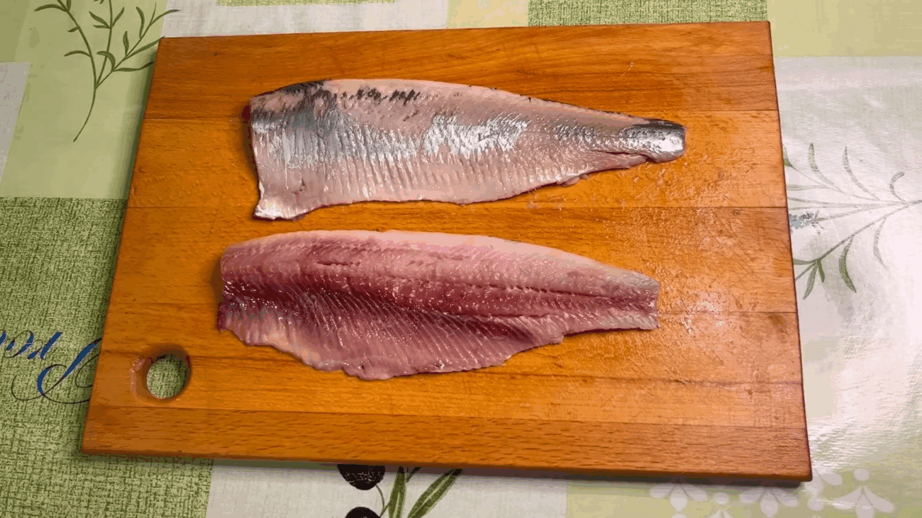 Експерти розповіли, як швидко розібрати оселедця на філе