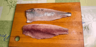 Експерти розповіли, як швидко розібрати оселедця на філе