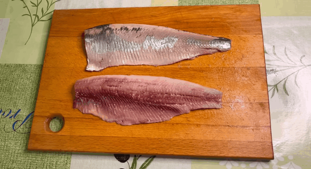 Бабуся показала, як чистити оселедця: за 5 хвилин філе готове, кісточки виходять самі, шкірка злітає миттєво 