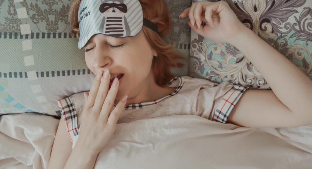 5 сухих гілочок лаванди під подушку – і сплю без “задніх ніг”, навіть якщо кава була ввечері: це працює 