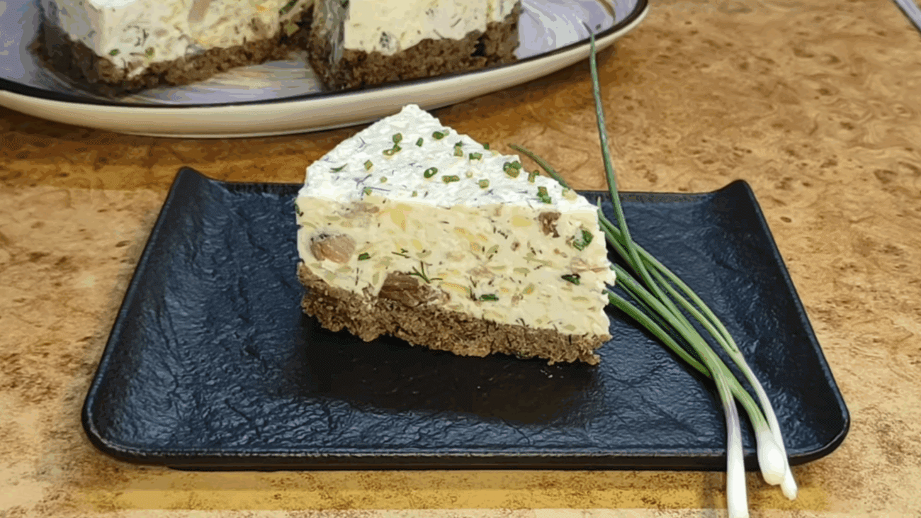 Експерти розповіли, як приготувати закусочний торт з оселедцем