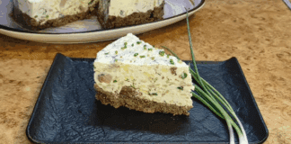 Експерти розповіли, як приготувати закусочний торт з оселедцем