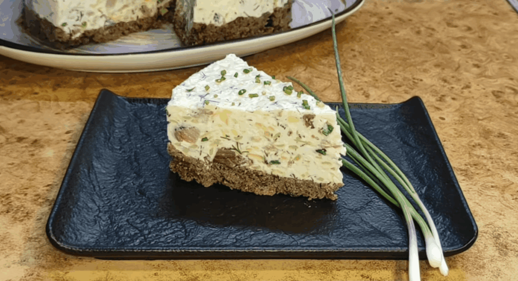 Цей закусочний торт з оселедцем “заткнув за пояс” всі салати: сфотографувала навіть свекруха 