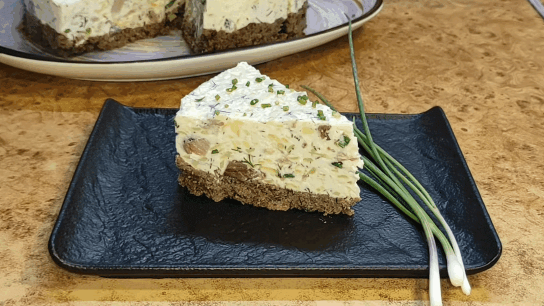 Експерти розповіли, як приготувати закусочний торт з оселедцем