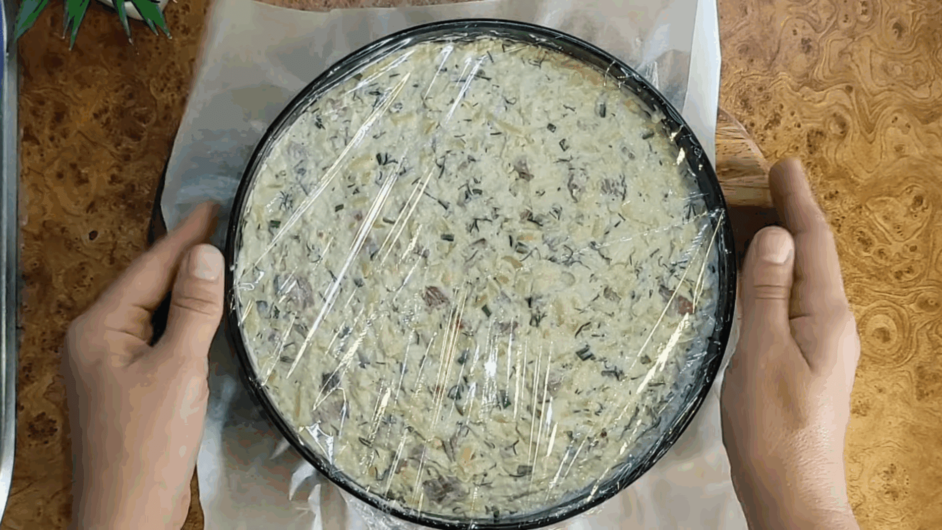 Експерти розповіли, як приготувати закусочний торт з оселедцем