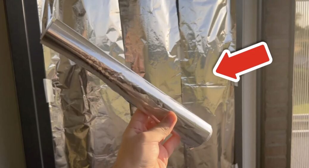 Ліплю 1 лист фольги на холодне вікно – в квартирі тепліше на 2-3 градуси, і конденсат не стікає водоспадами 