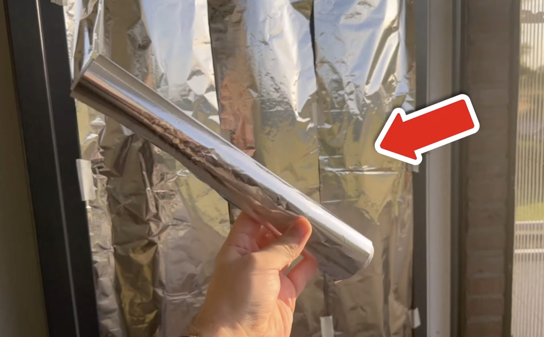 Господині розповіли, навіщо клеїти фольгу на вікна взимку