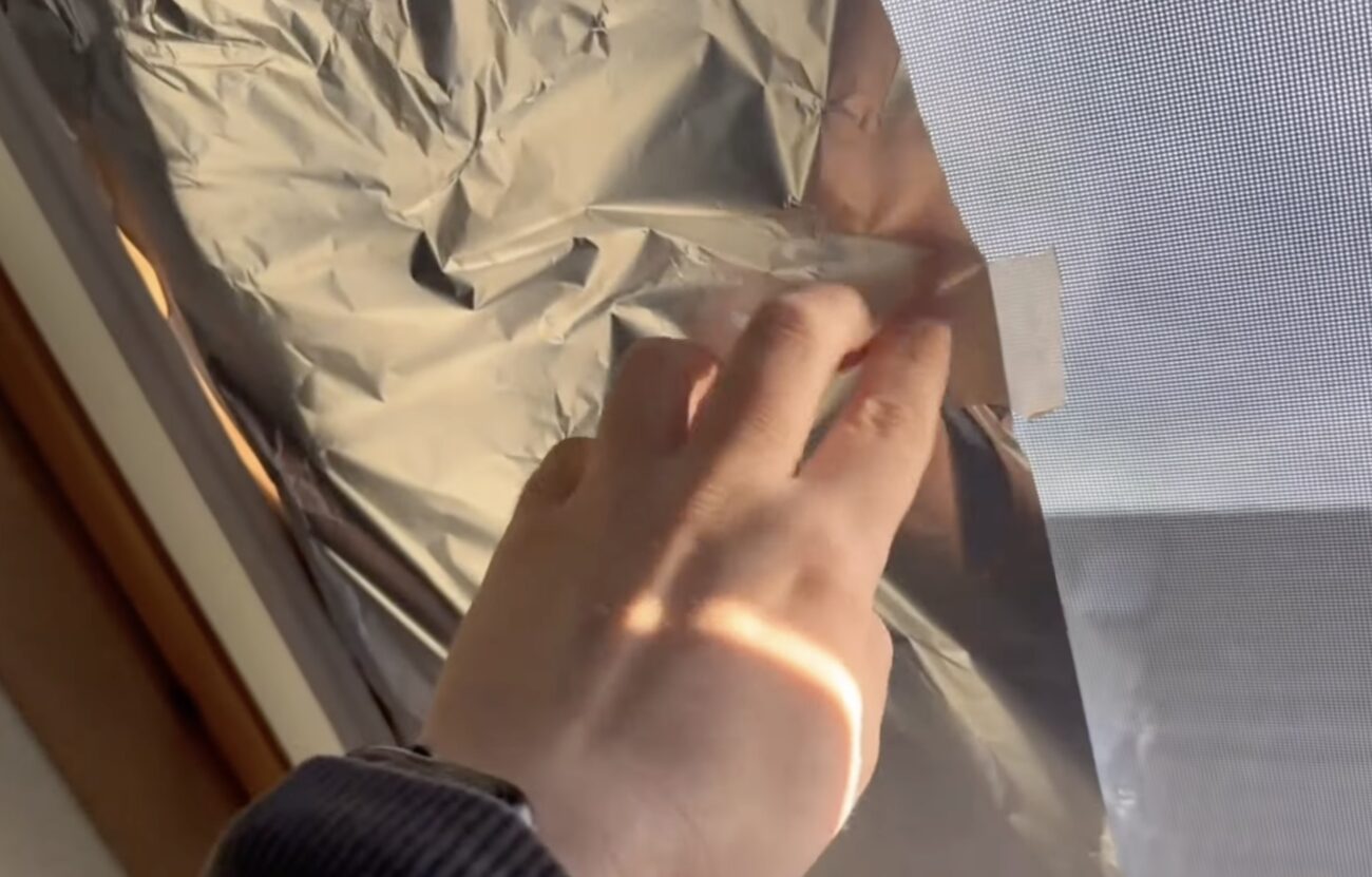 Господині розповіли, навіщо клеїти фольгу на вікна взимку