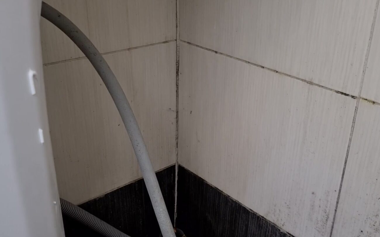 Господині розповіли, як швидко позбутися цвілі на швах у ванній кімнаті