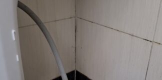 Господині розповіли, як швидко позбутися цвілі на швах у ванній кімнаті