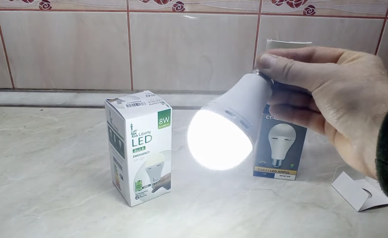 Експерти розповіли, які лампочки будуть горіти навіть під час відключень світла