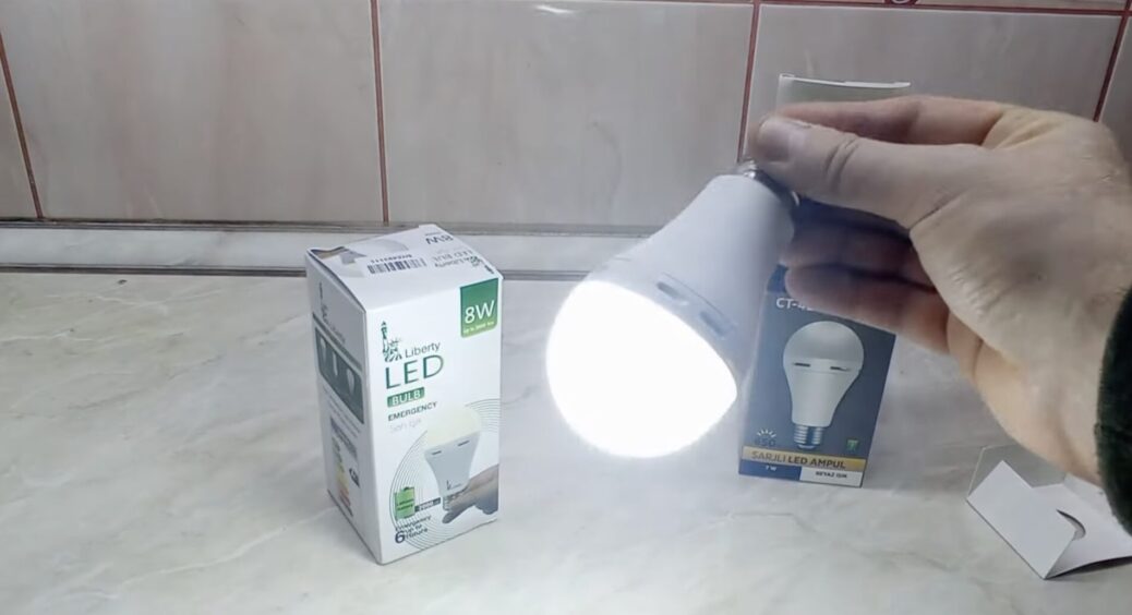 Кум-електрик підказав, чим замінити світлодіодні лампи при постійних відключеннях: 1 геніальна альтернатива 