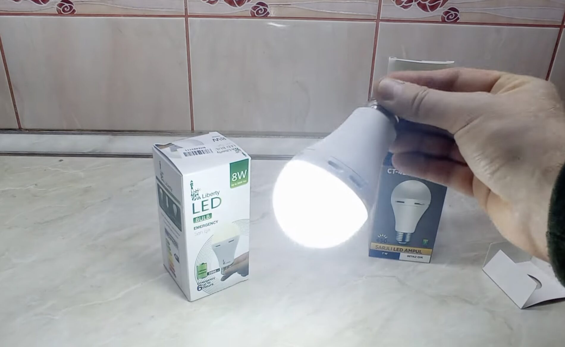 Експерти розповіли, які лампочки будуть горіти навіть під час відключень світла