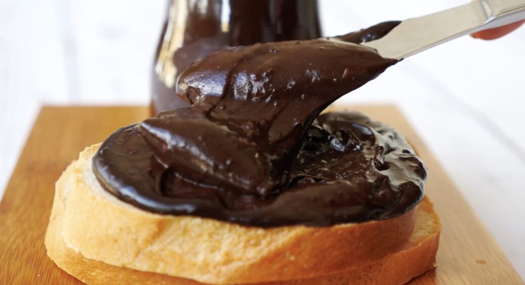 Готую шоколадну пасту з какао і молока, “Нутелла” і поряд не стоїть! Смачно до сліз, а собівартість – 40 грн 