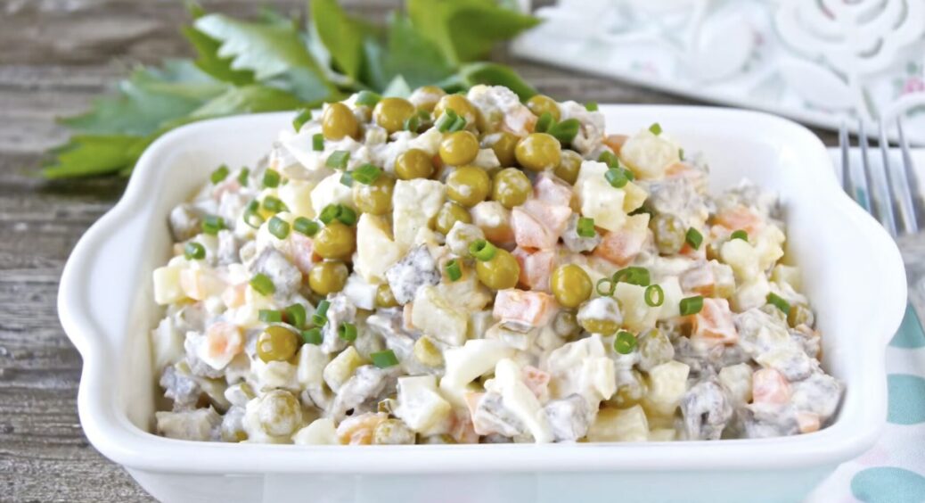 “Олів’є” можна зробити кращим! Прибрала ковбасу та майонез: 2 секретних інгредієнти – і смачно аж до сліз 