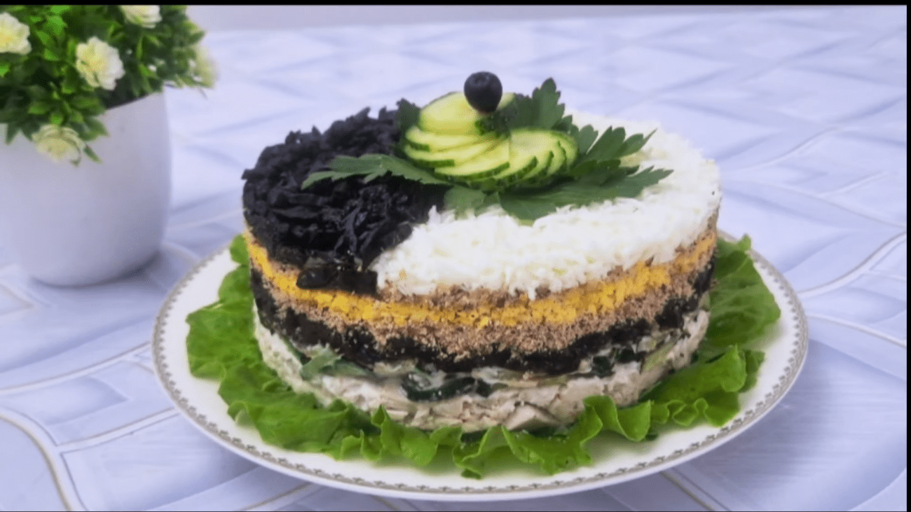 Експерти розповіли, як приготувати святковий салат "Чорна перлина"