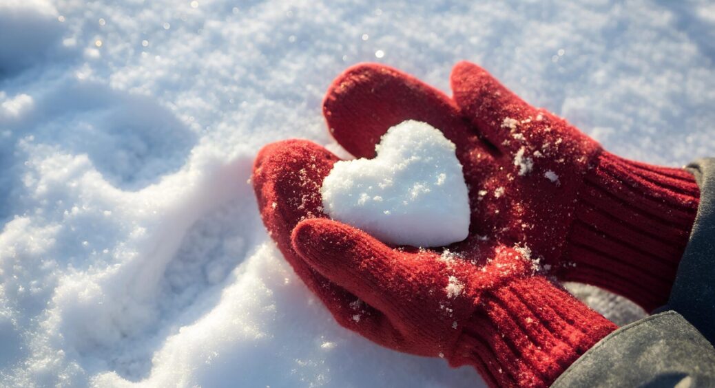 Рукавиці постійно губилися у дітей в школі: пришила до куртки 1 непомітну деталь – економимо на нових парах 