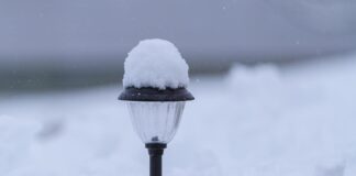 Чим посипати лід, аби не було слизько