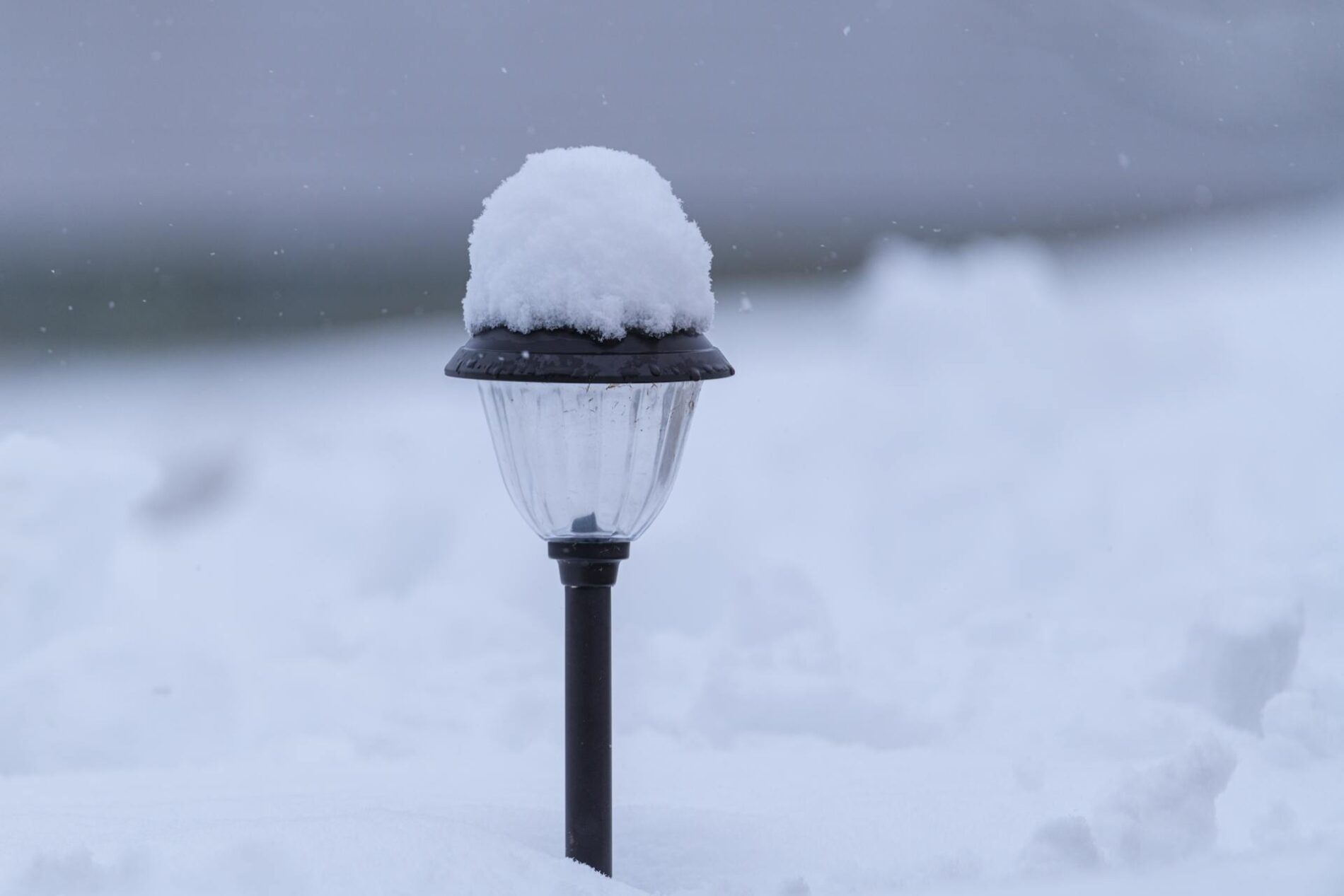 Чим посипати лід, аби не було слизько