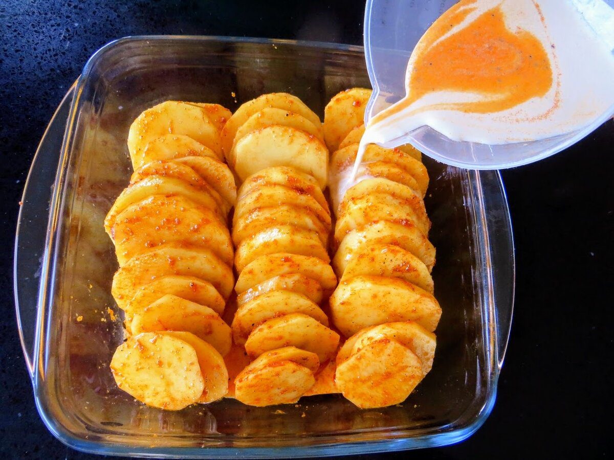 Кулінари розповіли, як приготувати смачну й насичену страву із замороженого сала та картоплі