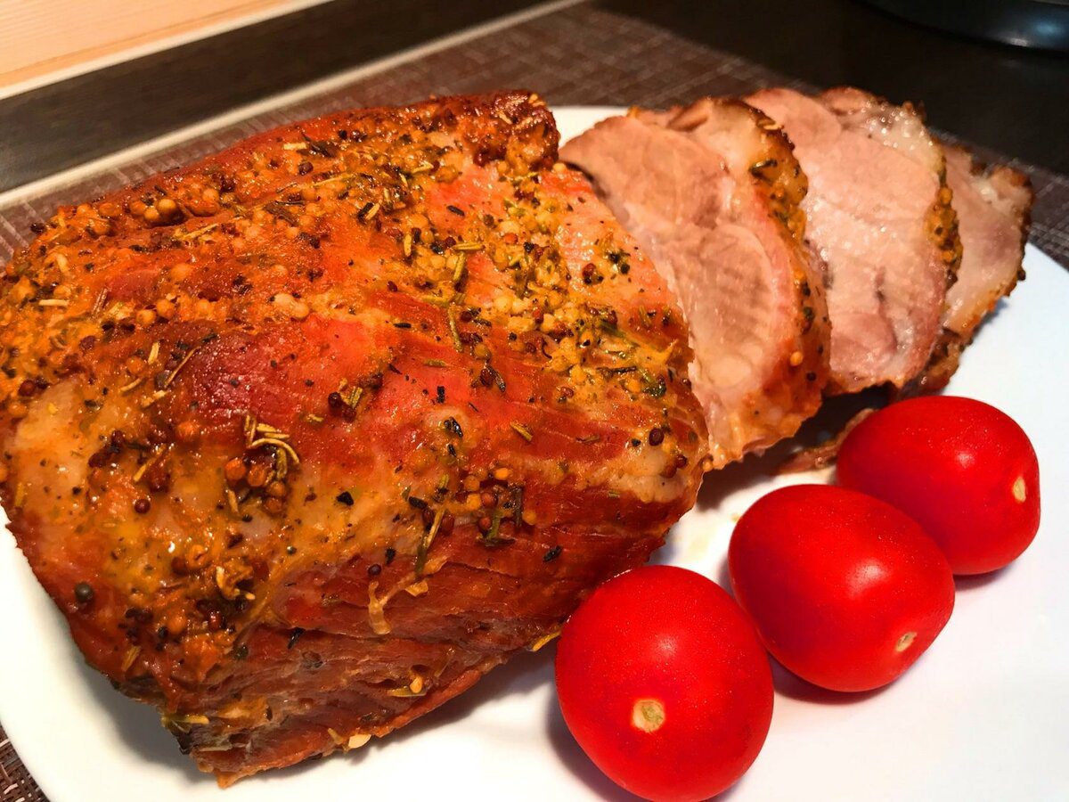 Кулінари розповіли, яка дія перед приготуванням м'яса в духовці покращить смак готової страви