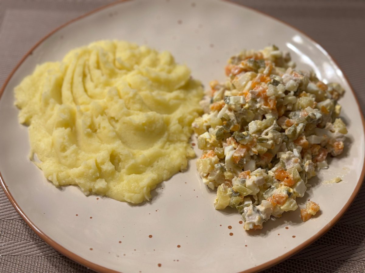 Кулінари розповіли, як приготувати смачне та ніжне картопляне пюре з кремовою текстурою