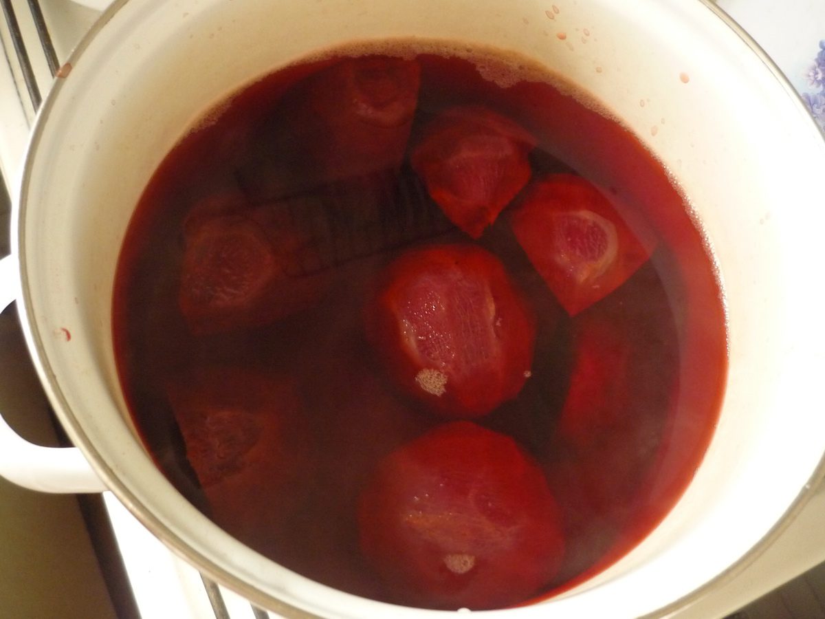 Господині розповіли, як можна очистити каструлю після варіння буряка без додаткових зусиль