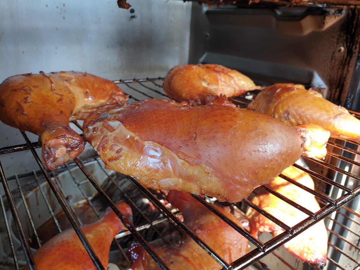Кулінари розповіли, як приготувати смачну копчену курку без коптильні до святкового столу