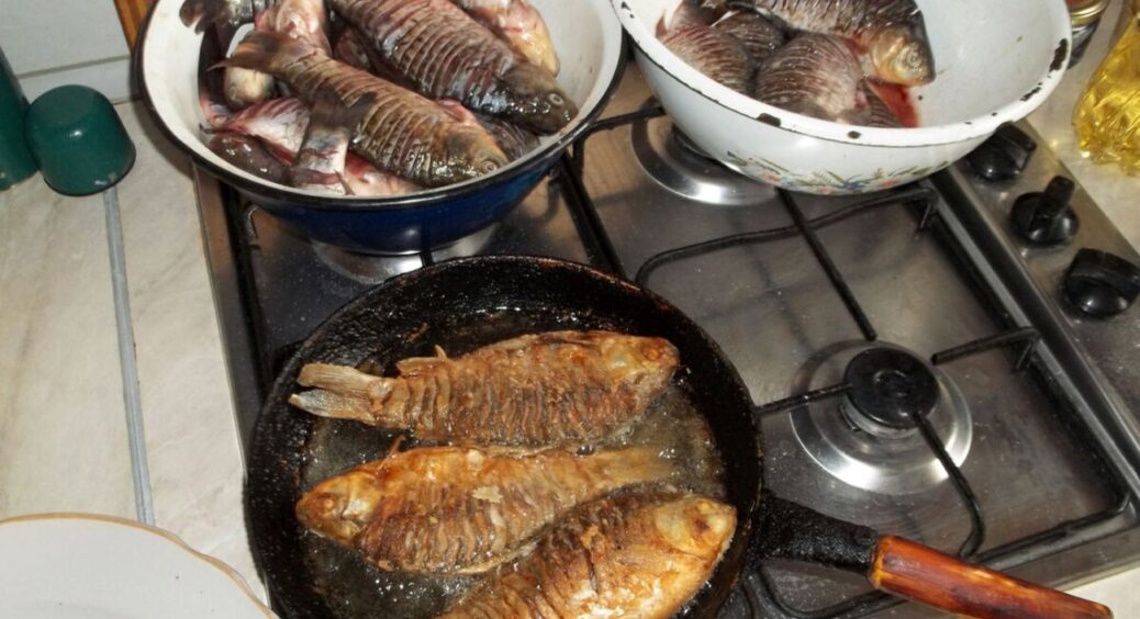 Не розповзеться і не прилипне до пательні: як смажити рибу з ідеально хрусткою скоринкою, навіть розморожену 