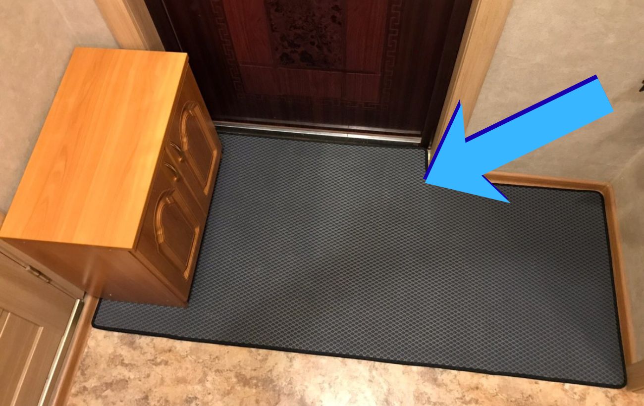 Яка користь від лаврового листа біля входу