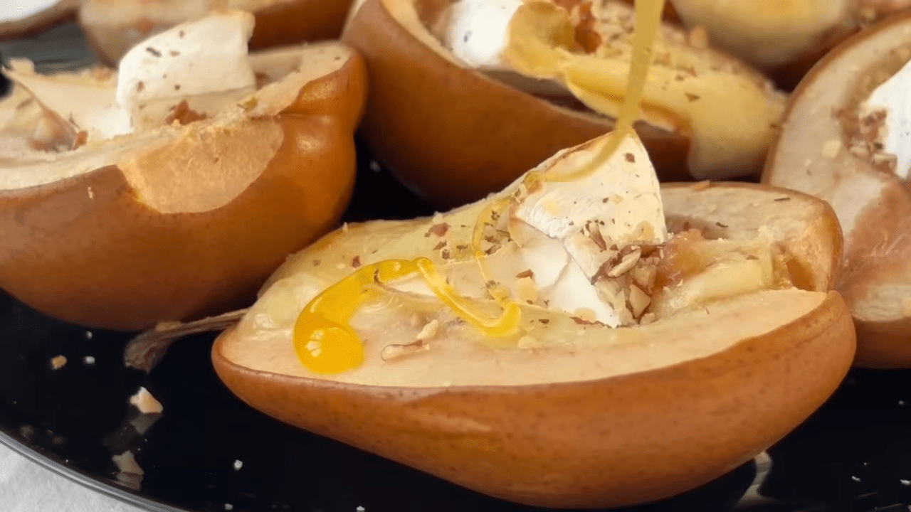 Кулінари розповіли як приготувати запечені груші з камамбером