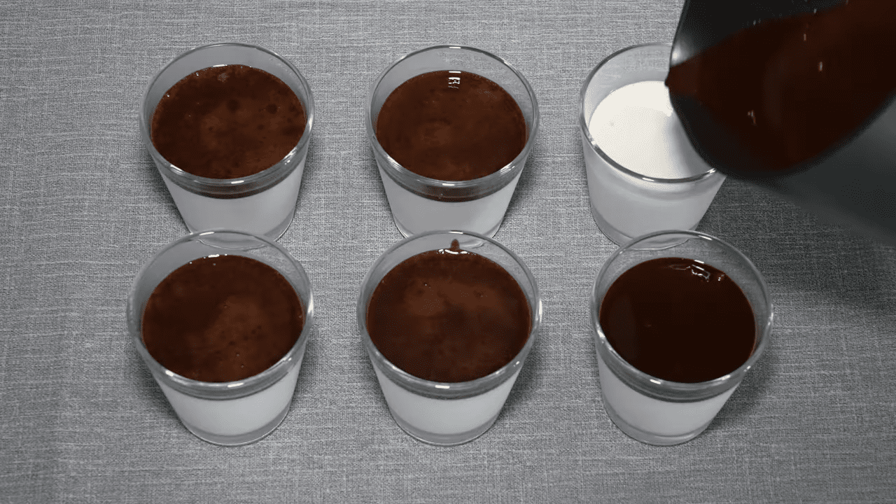 Кондитери дали рецепт десерту Пташине молоко у креманках