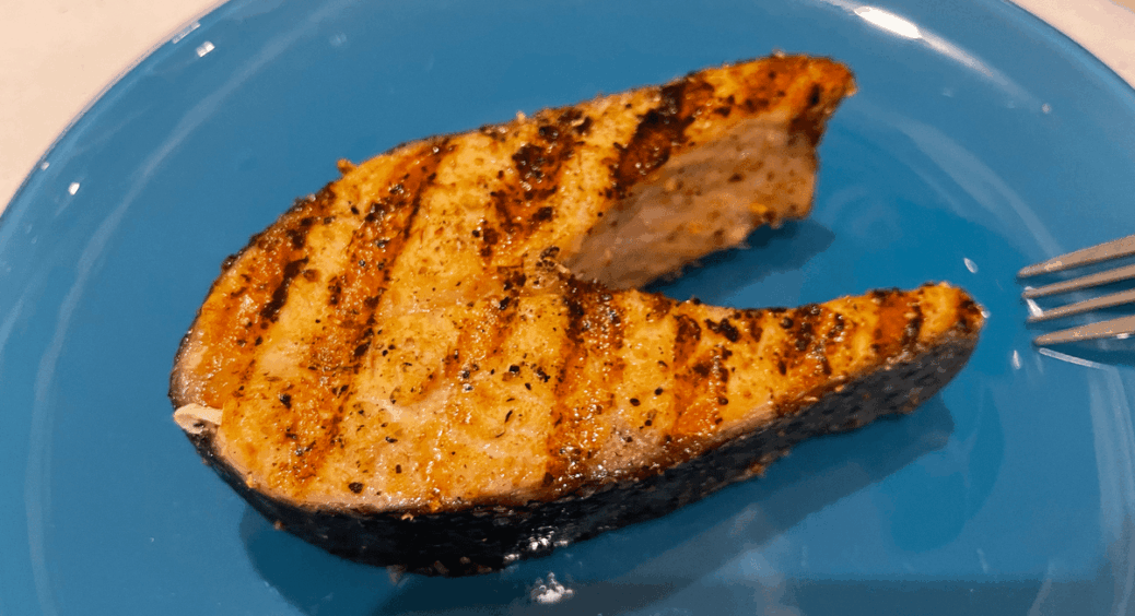 Навіть розморожена риба не прилипає і не рветься на шматки: смажу за правилом “4 хвилини” без борошна 