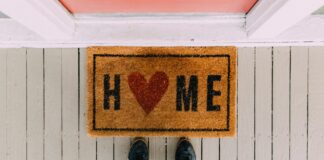 Господині сказали, що треба насипати під килимок, щоб підлога була суха 