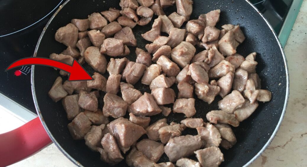 Розморожене м’ясо знову стає м’яким, як тушковане: 1 трюк перед смаженням – і різниця колосальна 