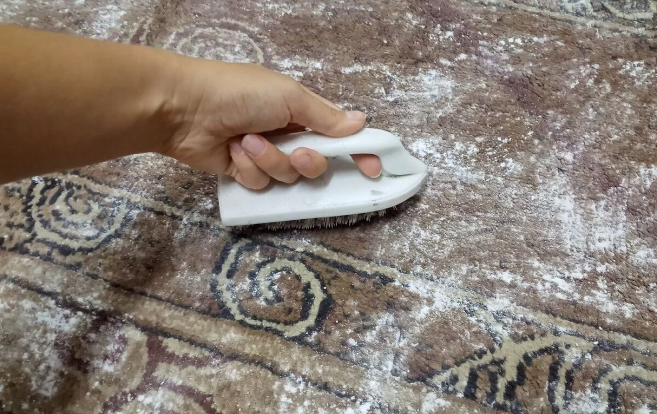 Як очистити килим від бруду та пилу