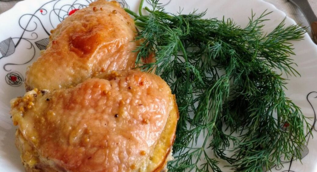 Всього 1 крок у маринаді – і курка в духовці вийде ніжною та без сухих країв: рідкісний ресторанний прийом 