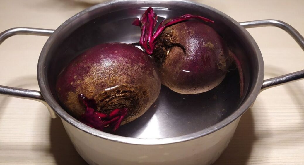 Кидаю у воду перед варінням буряка 1 дрібницю – готовий вдвічі швидше і не втрачає колір 