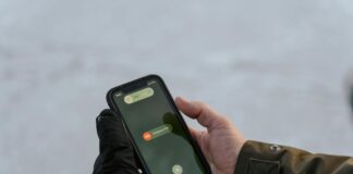 Як не дати телефону розрядитись на морозі